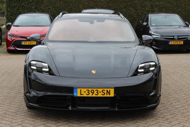 Porsche Taycan Cross Turismo Turbo S 93 kWh / SoH 90,9% / Panoramadak / 360Camera / Head-up / Passenger Display / Luchtvering / 21'' / Bose / Keyless / Sportdesign+Chrono / Stoelventilatie+Verwarming / Stuurverwarming / Dodehoek / DAB