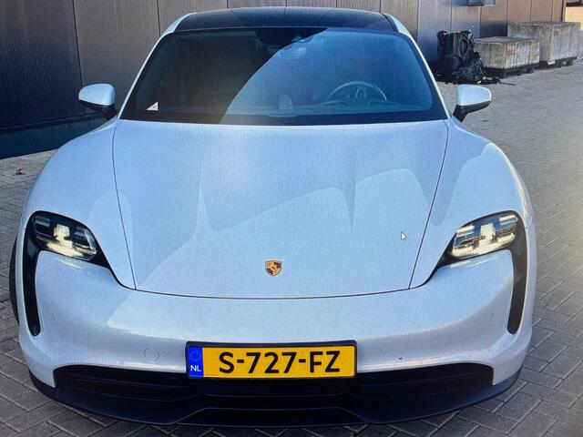 Porsche Taycan 79 kWh Sport-Chrono 327 pk / Marge-Auto/ Krijt-Grijs/ Pano-Dak/ Lucht-Vering/ Passenger-Display/ Sport-Stoelen/ Stoel.Verw/ Camera/ 20'' LMV