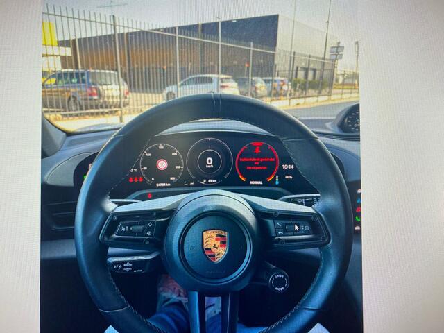 Porsche Taycan 79 kWh Sport-Chrono 327 pk / Marge-Auto/ Krijt-Grijs/ Pano-Dak/ Lucht-Vering/ Passenger-Display/ Sport-Stoelen/ Stoel.Verw/ Camera/ 20'' LMV