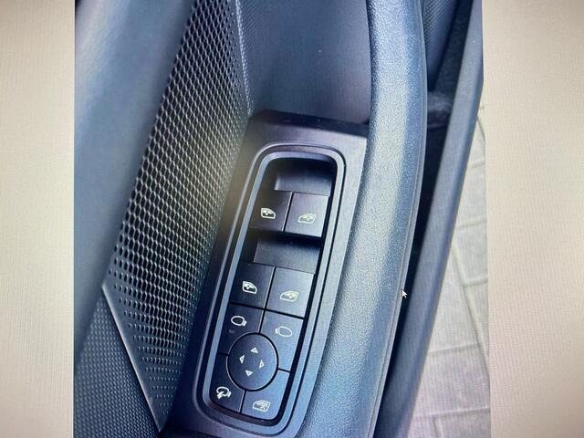 Porsche Taycan 79 kWh Sport-Chrono 327 pk / Marge-Auto/ Krijt-Grijs/ Pano-Dak/ Lucht-Vering/ Passenger-Display/ Sport-Stoelen/ Stoel.Verw/ Camera/ 20'' LMV