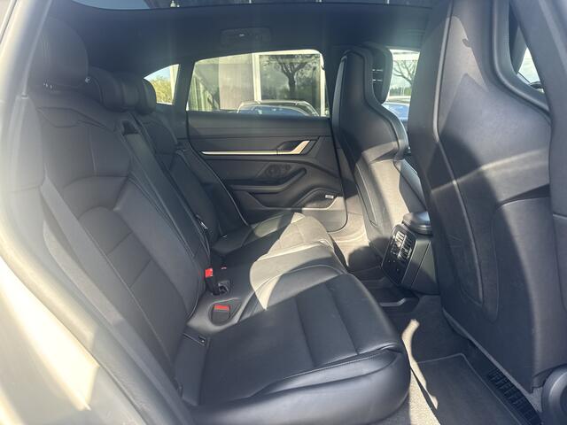 Porsche Taycan Cross Turismo 4 93 kWh / SoH 92,2% / Panoramadak / 360Camera / Passenger Display / Adaptieve Stoelen / Luchtvering / 21'' / Bose / Keyless / Sportchrono / Stoelventilatie / Stoelverwarming 4x / DAB / ACC