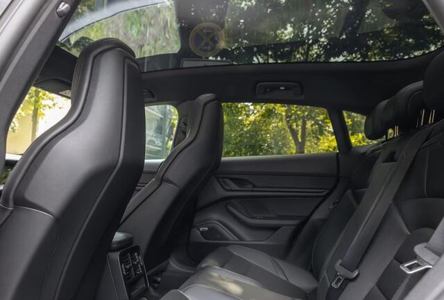 Porsche Taycan Sport Turismo 105 kWh 435 PK Panoramadak Matrix ACC InnoDrive BOSE SurroundView