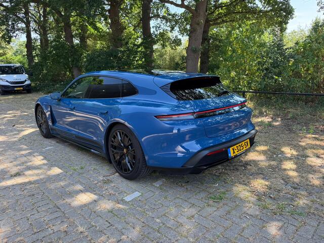 Porsche Taycan Sport Turismo GTS 93 kWh - Rode stiksel / gordels - Lederen Dashbord - Sport Chrono - Passenger display - Carbon stuur inleg - Luxe zelf dimmend glazen dak - Alcantara hemel - 21 inch - VOLLE UITVOERING - Bose - Adaptieve cruise - extra getint glas
