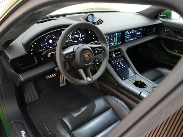Porsche Taycan Sport Turismo Turbo S 625pk 93 kWh |PTS Mamba green|Burmester|achteras besturing|passenger disp.|pano|carbon ext.|sport chrono|head-up|stoelverkoeling & verwarming|Apple Carplay|memory|