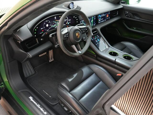Porsche Taycan Sport Turismo Turbo S 625pk 93 kWh |PTS Mamba green|Burmester|achteras besturing|passenger disp.|pano|carbon ext.|sport chrono|head-up|stoelverkoeling & verwarming|Apple Carplay|memory|