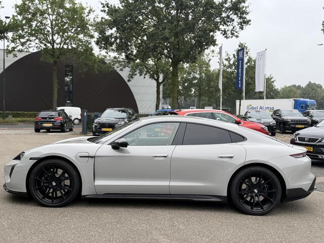 Porsche Taycan Turbo 93 kWh SOH 91% | SPORT CHRONO | HEAD-UP | CARBON PAKKET | ALCANTARA STOELEN + HEMEL | DUAL SCHERM | KERAMISCHE REMMEN | BURMESTER PREMIUM AUDIO | STOELVERWARMING + STUURWIELVERWARMING | STOELVENTILATIE | MEMORY SEATS | PORSCHE DEALER ONDERHOUDEN | 360° CAMERA | VERKEERT IN NIEUWSTAAT | ALL-IN PRIJS | 12 MAANDEN BOVAG GARANTIE