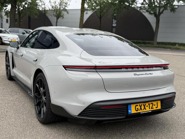 Porsche Taycan Turbo 93 kWh SOH 91% | SPORT CHRONO | HEAD-UP | CARBON PAKKET | ALCANTARA STOELEN + HEMEL | DUAL SCHERM | KERAMISCHE REMMEN | BURMESTER PREMIUM AUDIO | STOELVERWARMING + STUURWIELVERWARMING | STOELVENTILATIE | MEMORY SEATS | PORSCHE DEALER ONDERHOUDEN | 360° CAMERA | VERKEERT IN NIEUWSTAAT | ALL-IN PRIJS | 12 MAANDEN BOVAG GARANTIE