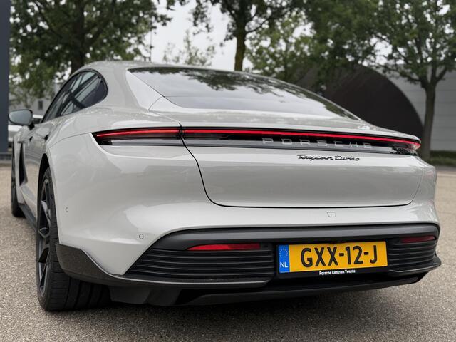 Porsche Taycan Turbo 93 kWh SOH 91% | SPORT CHRONO | HEAD-UP | CARBON PAKKET | ALCANTARA STOELEN + HEMEL | DUAL SCHERM | KERAMISCHE REMMEN | BURMESTER PREMIUM AUDIO | STOELVERWARMING + STUURWIELVERWARMING | STOELVENTILATIE | MEMORY SEATS | PORSCHE DEALER ONDERHOUDEN | 360° CAMERA | VERKEERT IN NIEUWSTAAT | ALL-IN PRIJS | 12 MAANDEN BOVAG GARANTIE