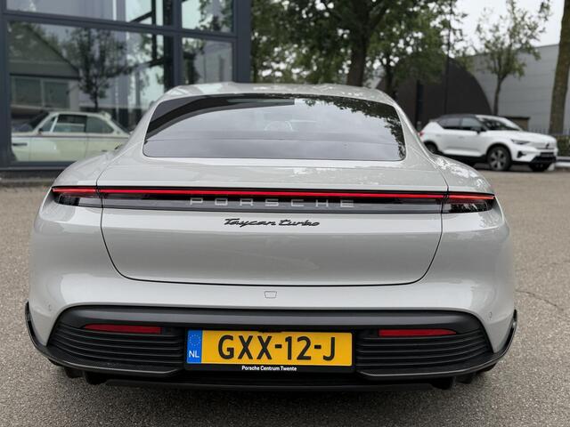 Porsche Taycan Turbo 93 kWh SOH 91% | SPORT CHRONO | HEAD-UP | CARBON PAKKET | ALCANTARA STOELEN + HEMEL | DUAL SCHERM | KERAMISCHE REMMEN | BURMESTER PREMIUM AUDIO | STOELVERWARMING + STUURWIELVERWARMING | STOELVENTILATIE | MEMORY SEATS | PORSCHE DEALER ONDERHOUDEN | 360° CAMERA | VERKEERT IN NIEUWSTAAT | ALL-IN PRIJS | 12 MAANDEN BOVAG GARANTIE