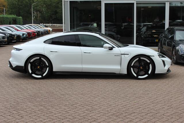 Porsche Taycan Turbo S 93 kWh / SoH 91,3% / Full option! / Panoramadak / 360Camera / Burmester / Keyless / Achterasbesturing / 21'' / Carbon / InnoDrive / Sportdesign+Chrono / Massage+Ventilatie / Dodehoek / DAB