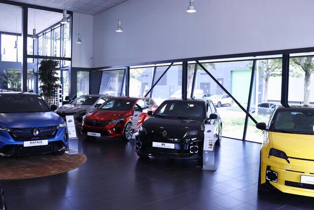Renault 5 comfort range iconic cinq 52 kWh AUTOMAAT / FULL OPTION / PACK SAFETY & ADVANCED DRIVING / HARMAN KARDON / PACK WINTER / NAVI / ADAPT. CRUISE / CLIMATE / CAMERA / PDC / PRIVACY GLASS / 18'' LMV