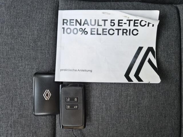 Renault 5 urban range evolution 40 kWh / SOH 98% / Fabrieksgarantie tot 04-2027 / Pack winter / All season banden / CCS snelladen / Navigatie via Apple Carplay of Android Auto / Stoelverwarming / Warmtepomp / Keyless Entry/Start / Parkeersensoren achter /