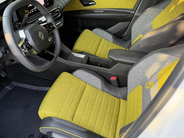 Renault 5 comfort range iconic cinq 52 kWh SOH 99% / Snellader / Navigatie / 18" / Harman Kardon / Adaptive cruise / Parkeer Camera / Clima / Keyless / R5 dak