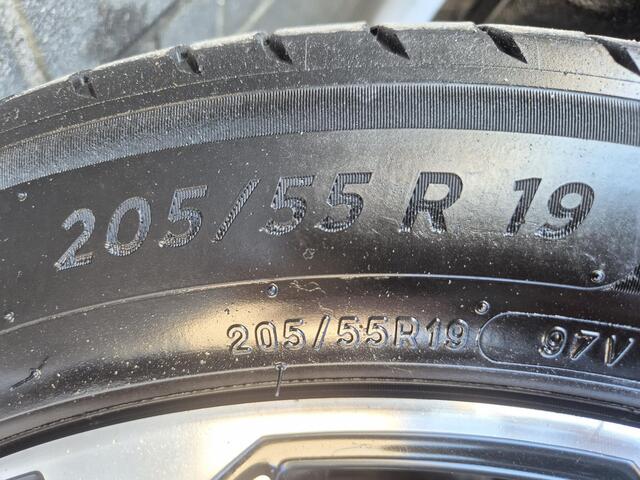 Renault Austral 1.3 mild hybrid 160 techno Automaat / Pack Solid / Trekgewicht 1800 kg / Panoramadak / Apple Carplay Android Auto / Elektrische achterklep / Stuur-, Stoel en Voorruit verwarming / Achteruitrijcamera / Keyless Entry/Start /