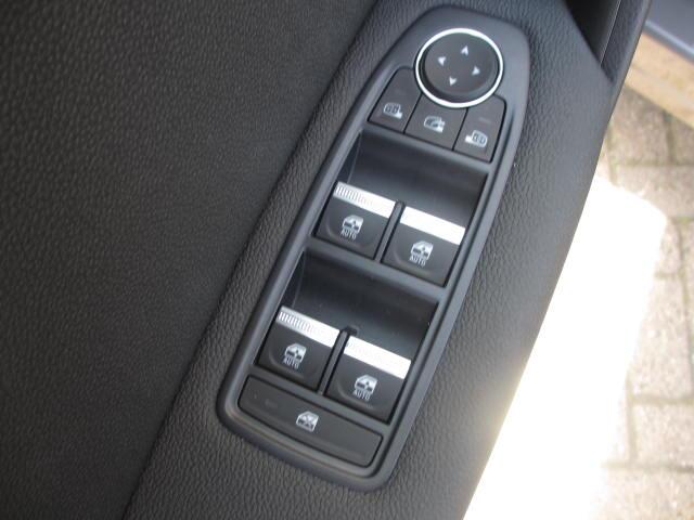 Renault CAPTUR TCe 140PK Intens / CAMERA / NAVI / 18" LM / Stoelverwarming