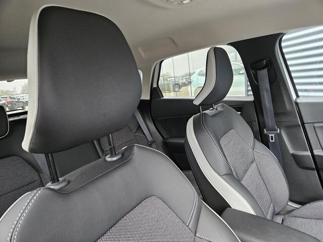 Renault CAPTUR Plug-in Hybrid 160 Intens Dealer O.H PHEV | Stoelverwarming | Navi Groot Scherm | Camera | LED | 18"L.M | Apple Carplay | Keyless | Laneassist | DAB |