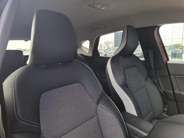 Renault CAPTUR 1.3 TCe 140 Intens Automaat | Apple Carplay | Sportstoelen | Navigatie | Camera | DAB | L.M. 18" | Stoelverwarming | Cruise Control |