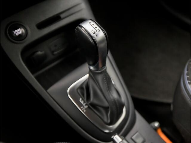 Renault CAPTUR 1.2 TCe Intens Sport Automaat (CLIMATE, CAMERA, GETINT GLAS, SPORTSTOELEN, LED KOPLAMPEN, KEYLESS, LM VELGEN, CRUISE, NIEUWSTAAT)