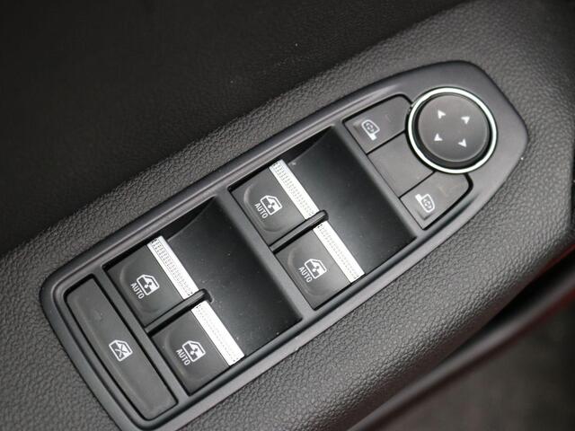 Renault CAPTUR 1.6 E-Tech Hybrid 145 Rive Gauche / Automaat / Navigatie / Cruise Control / Achteruitrijcamera / LMV / Keyless Entry / Two-Tone lak dak combinatie / NL auto / 1ste Eigenaar /