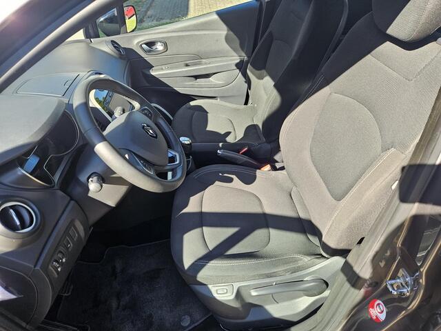 Renault CAPTUR 0.9 TCe Limited / Volledig Onderhouden / Stoelverwarming / Parkeersensoren / Navigatie / Lichtmetalen Velgen / Dubbele kofferbakbodem /