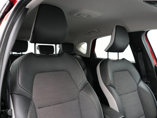 Renault CAPTUR 1.3 TCe 140 Intens Automaat | Apple Carplay | Sportstoelen | Navigatie | Camera | DAB | L.M. 18" | Cruise Control |
