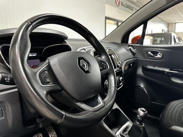 Renault CAPTUR 0.9 TCe Dynamique/ Two-Tone/ Trekhaak/ 17'' LMV/ Camera/ Half-Leder/ Keyless/ Navi/ Clima/ Cruise/ Elek. pakket/ Isofix/ Bluetooth/ Multi. LEDER. Stuur/ Mistl./ PDC/ Extra getint glas/ Chroom.