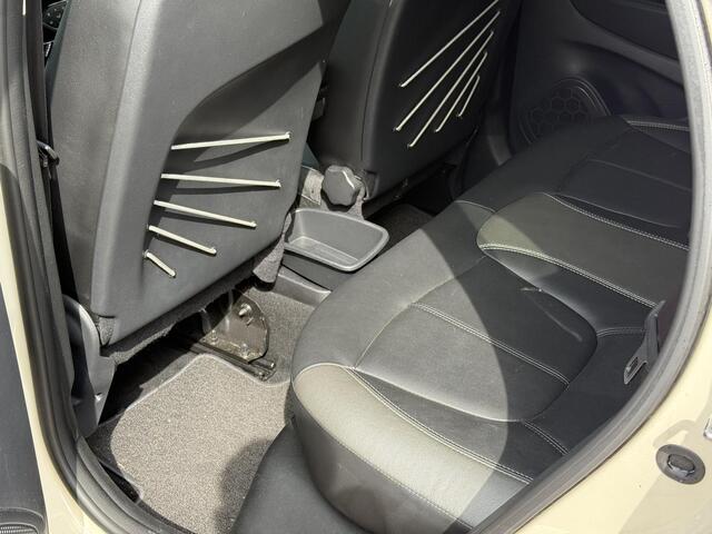 Renault CAPTUR 1.2 TCe Xmod Automaat / Trekhaak / Lederen Bekleding / All Seasons / Stoelverwarming / Speciale kleur / Parkeersensoren achter / Navigatiesysteem full map / Lichtmetalen velgen 17" / Cruise control / Automatische airco / Achteruitrijcamera