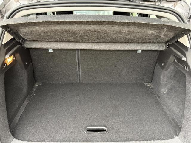 Renault CAPTUR 1.0 TCe 100 Intens / Clima / Navi / 17" LM velgen / Sensoren V+A / Keyless / Getinte ramen achter