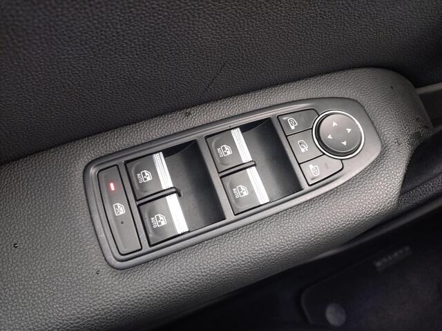 Renault CAPTUR 1.3 TCe 140 Intens AUTOMAAT / TREKHAAK / NAVIGATIE incl. APPLE & ANDROID CARPLAY / CLIMATE CONTROL / PARKEERSENSOREN EN CAMERA