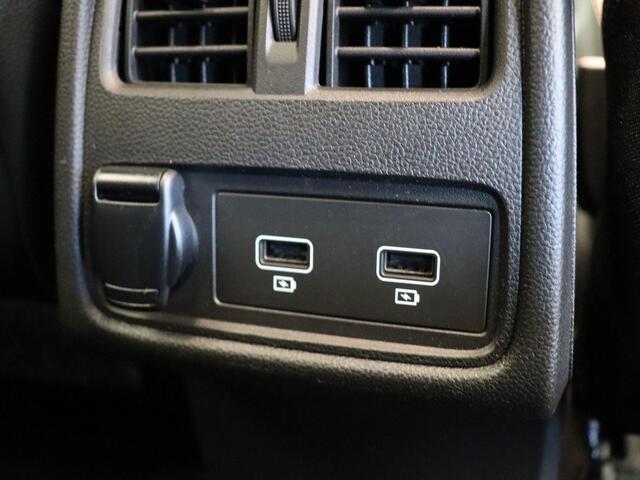 Renault CAPTUR E-Tech Plug-in Hybrid 160pk Initiale Paris | Lederen bekleding| Elektrische stoelverstelling| Stoel en stuurwielverwarming| Bose audio| Navigatie|