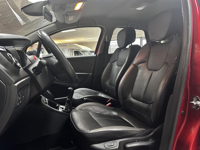 Renault CAPTUR 0.9 TCe Xmod/ Trekhaak/ LEDER/ Stoelverw./ Keyless/ Camera/ 17'' LMV/ Extra getint glas/ Regensensor/ R-Link Navi/ Clima/ Cruise/ Bluetooth/ Armsteun/ Multi. LEDER. Stuur/ Mistl./ PDC.
