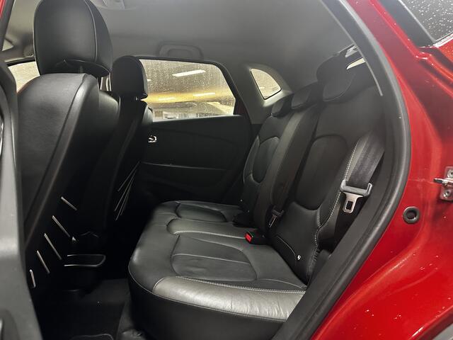 Renault CAPTUR 0.9 TCe Xmod/ Trekhaak/ LEDER/ Stoelverw./ Keyless/ Camera/ 17'' LMV/ Extra getint glas/ Regensensor/ R-Link Navi/ Clima/ Cruise/ Bluetooth/ Armsteun/ Multi. LEDER. Stuur/ Mistl./ PDC.