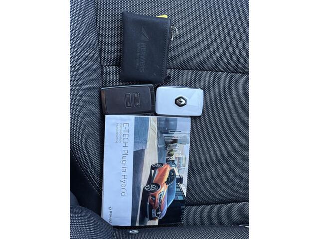 Renault CAPTUR 1.6 E-Tech Plug-in Hybrid 160 Intens Automaat / Stuur- en stoelverwarming / Navigatie groot scherm / Achteruitrijcamera / Apple Carplay Android / 18" LM wielen /