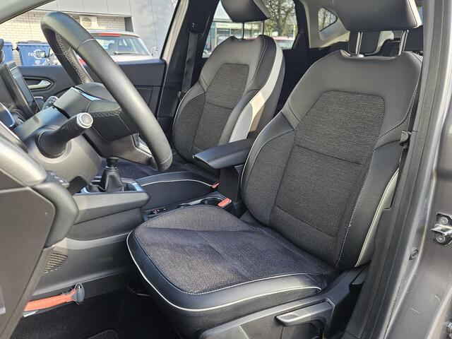 Renault CAPTUR 1.0 TCe 100 Intens / 1e Eigenaar / Dealer Onderhouden / Apple Carplay & Android Auto / Parkeersensoren / Climate Control / Cruise Control / Keyless Entry & Start /