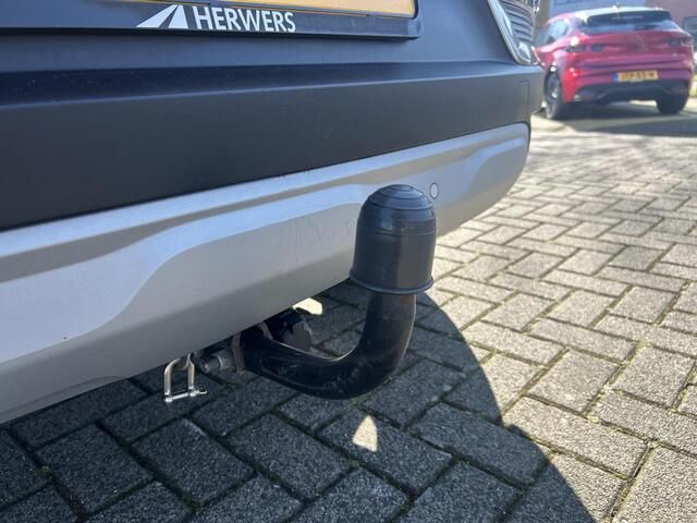 Renault CAPTUR 1.3 TCe 140 Intens / Trekhaak / Stoel & Stuurverwarming / Achteruitrijcamera / All Season Banden / Navigatie / 1e Eigenaar / Dealer Onderhouden / Climate Control / Apple Carplay & Android Auto /