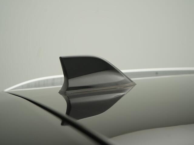 Renault CAPTUR TCe 155 EDC Initiale Paris - RIJKLAARPRIJS - Automaat - Adaptive Cruise Control - Stoel- en Stuurverwarming - Rondomzichtcamera - Trekhaak - Volledig Dealeronderhouden