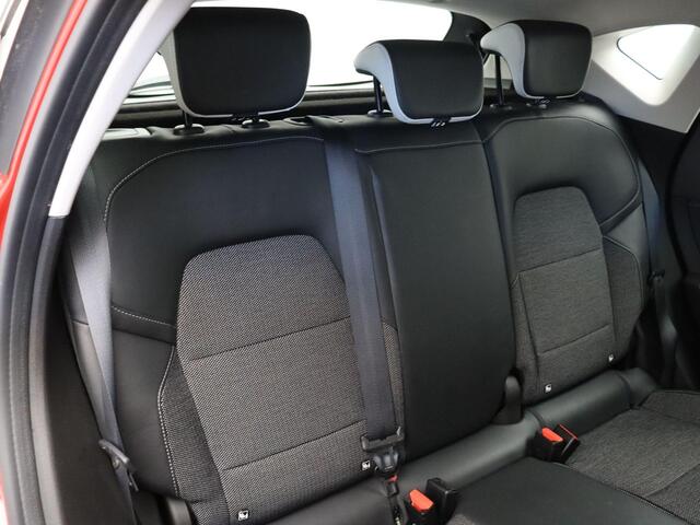 Renault CAPTUR TCe 90pk Intens | Dealeronderhouden | Eerste eigenaar | 360 graden camera | Stoel en stuurverwarming | Dodehoek detectie | Verwarmd voorruit |