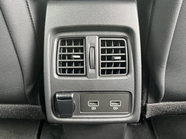 Renault CAPTUR 1.0 TCe 100 Intens | Trekhaak | 17" LM Velgen | Navigatie | Parkeersensoren Voor & Achter