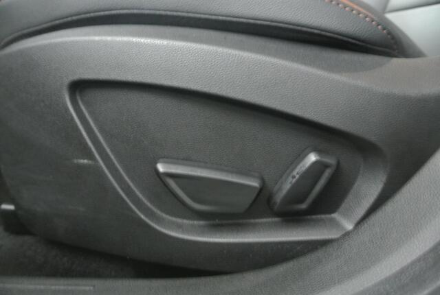 Renault CAPTUR 1.3 TCe 140 Initiale Paris | Bose Audio | 1e Eigenaar | Dealer Onderhouden | Trekhaak |