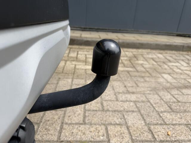 Renault CAPTUR 1.3 TCe 140 Intens / Trekhaak (1200 KG Trekgewicht) / Stoelverwarming / Stuurverwarming / Voorruitverwarming / Dode Hoek Detectie / All Season Banden / 360 Graden Camera/ Apple Carplay