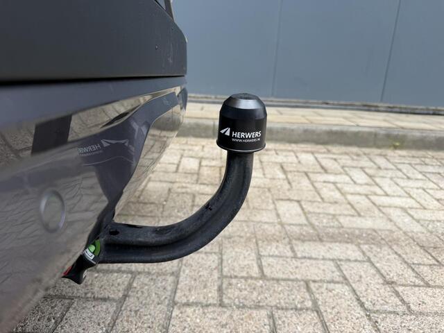 Renault CAPTUR 1.3 TCe 130 Initiale Paris Nieuw Model / Afneembare Trekhaak / Stoelverwarming / Stuurverwarming / 360 Graden Camera / Adaptieve Cruise Control / Apple CarPlay
