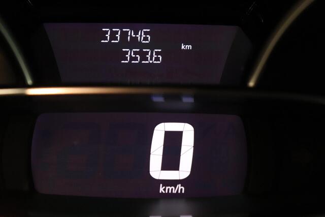 Renault CLIO Estate 0.9 TCe Limited | Airco | Parkeersensoren | Cruise control | Navigatie | Key-less |