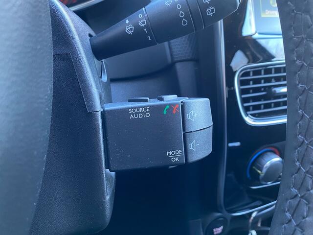 Renault CLIO Estate 0.9 TCe Limited met 52253 Km!! | Cruise Control | Navi | Airco | PDC Achter | Ndl Auto! | RIJKLAARPRIJS INCL 12 MAANDEN GARANTIE EN BEURT