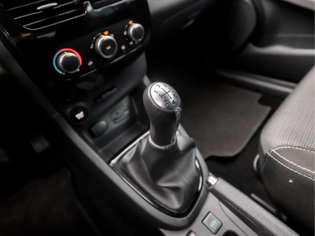 Renault CLIO Estate 0.9 TCe Expression (NAVIGATIE, TREKHAAK, PARKEERSENSOREN, SPORTSTOELEN, GETINT GLAS, LM VELGEN, BASS REFLEX, CRUISE, NIEUWE APK, NIEUWSTAAT)
