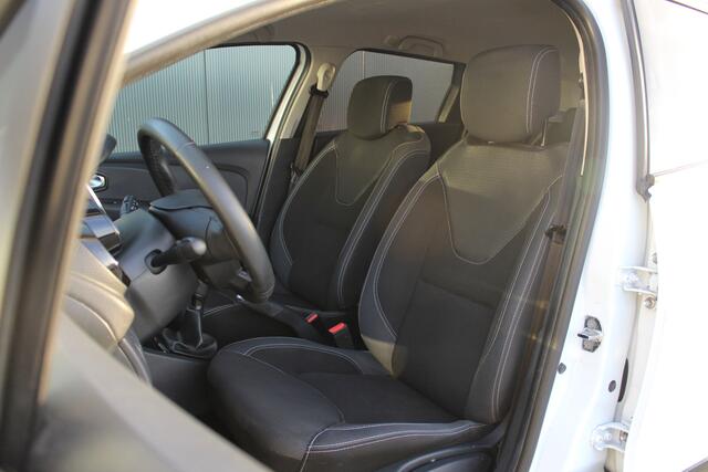 Renault CLIO Estate 0.9 TCe Zen | incl. 12 maanden garantie | Airco | Navigatie | Cruise control | Trekhaak | Parkeersensoren achter | 16" lichtmetalen velgen | Isofix | Automatisch inklapbare spiegels | 1ste eigenaar! |