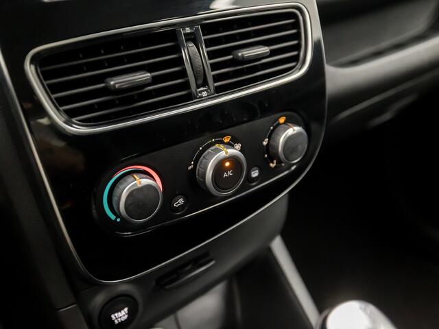 Renault CLIO 0.9 TCe Sport (NAVIGATIE, LM VELGEN, CRUISE, SPORTSTOELEN, BASS REFLEX, ELEK RAMEN, NIEUWE APK, NIEUWSTAAT)