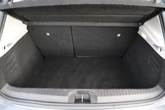 Renault CLIO 1.0 TCe Intens Trekhaak Half Leder Keyless 16 inch LMV LED Navigatie Achteruitrijcamera Carplay Android Rijstrooksensor Climate Cruise Control Parkeersensor