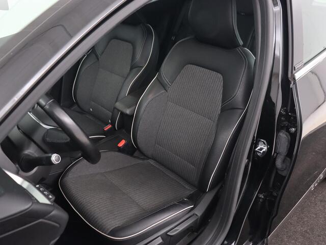 Renault CLIO 1.6 E-Tech Hybrid 140 Intens | Stoelverwarming | Camera | Carplay | Stuurverwarming | Half leder | Full LED | Navigatie | Climate control | Cruise control | Parkeerhulp