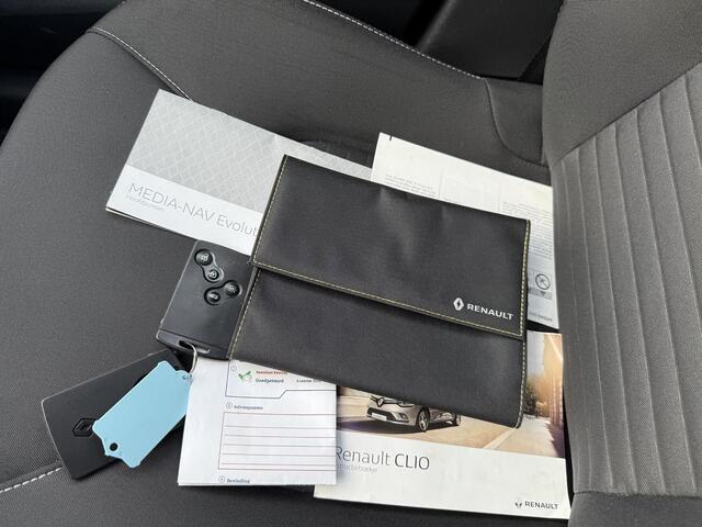 Renault CLIO 0.9 TCe Limited | ZEER NETTE STAAT | Trekhaak | Parkeersensoren | Airco | Navigatie | Cruise Control | DAB+ | 2 Sleutels | Armsteun |
