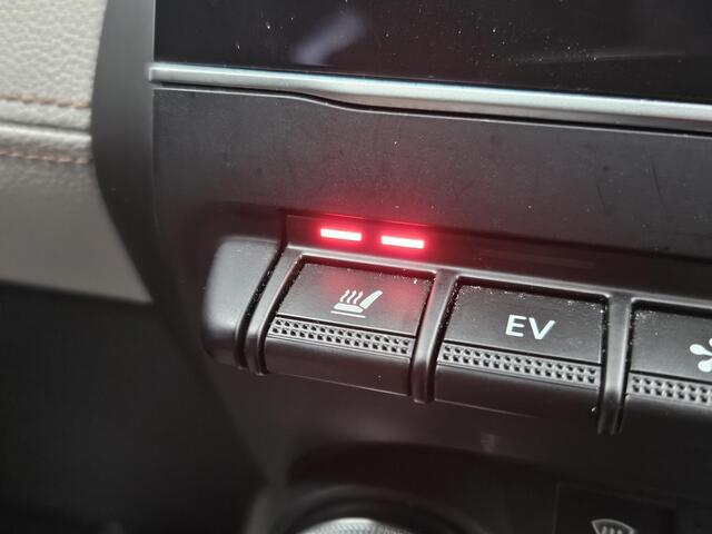 Renault CLIO 1.6 E-Tech Hybrid 140PK Initiale Paris / BOSE Premium Audio / Lederen Bekleding / Stoel & Stuurverwarming / Apple Carplay & Android Auto / All Season Banden / Trekhaak / Navigatie / Achteruitrijcamera /